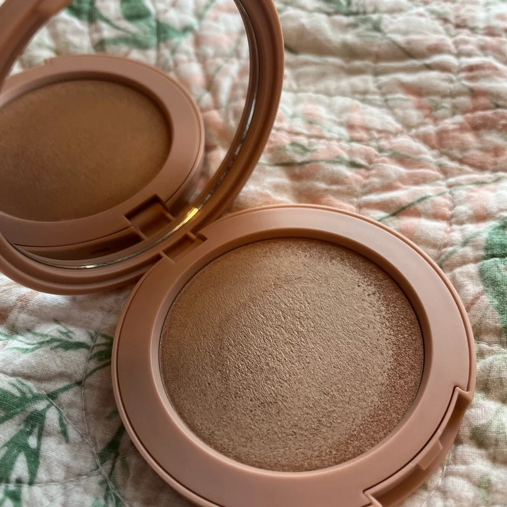 ILIA Sunshift Bronzer - Picture 5 of 5